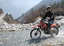 משה גאון על אופנוע (בטיול קודם בנפאל), צילום: אריק ברא"ז