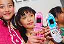 ילדים עם מכשיר סלולרי, צילום: בלומברג
