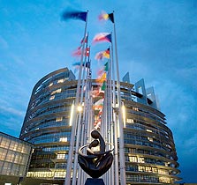 בניין הפרלמנט האירופי בשטרסבורג. גם דגל הגולגולת יתנוסס שם בקרוב?
