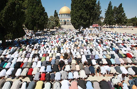 מתפללים לפני מסגד אלאקצא