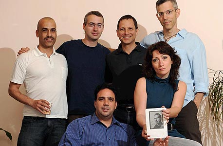 מפתחי מנוע התוכנה של הקינדל. עומדים (מימין לשמאל): עומר פומרנץ, מייקל גרינברג, דניאל בלאוקוף, גיא קרן. יושבים: נטליה ינקלביץ' וערן ואנונו