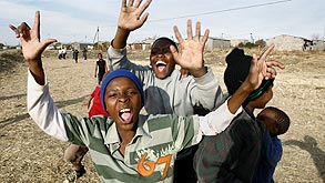 ילדים דרום אפריקאים. ימלאו את היציעים?, צילום: רויטרס