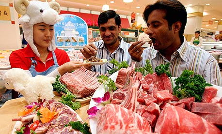 טעימות בשר שהוכן לפי חוקי האיסלאם בסיאול, דרום קוריאה