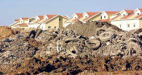 אתר פסולת סמוך לשכונת מגורים. מדי שנה מיוצרות 1,435,392 טונות של פסולת בכלל מגזר המיעוטים בישראל, צילום: שאול גולן
