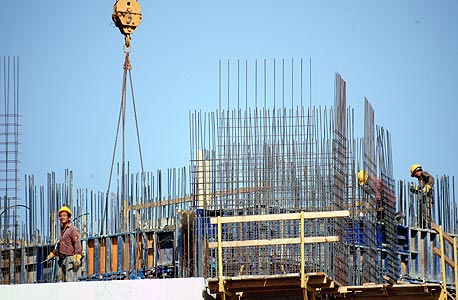 אתר בנייה בפ"ת. ההסכם יחול גם על עובדים זרים ופלסטינים