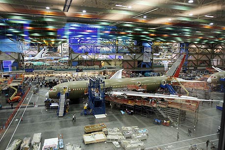 בואינג 787 דרימליינר פועלים עובדים בקו הייצור של בואינג 787 דרימליינר, צילום: בלומברג