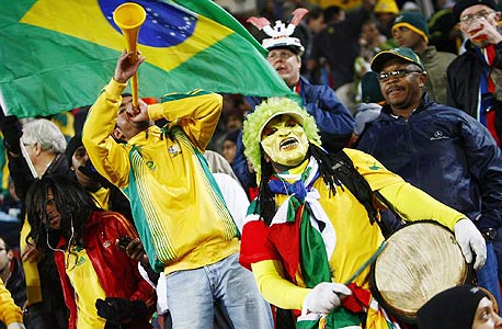 שחורים נגד לבנים: הכדורגל עדיין לא מאחד את דרום אפריקה