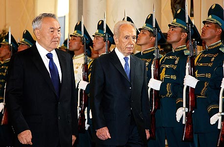 הנשיא פרס ונשיא קזחסטן , צילום: איי אף פי