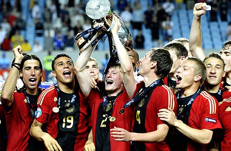 הנבחרת הצעירה של גרמניה חוגגת זכייה ביורו 2009. כולם שחקני בונדסליגה