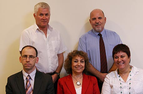 למעלה מימין: אילן פלטו ויוסי אלון; למטה מימין: יסמין מרחב, רינה דגני ועו"ד איתי גפן