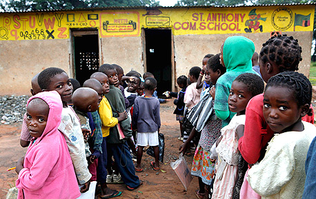 ילדים בכפר באפריקה. לא המדפסות יפתרו את הבעיות שלהם