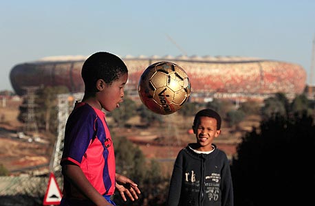 ספורט בצהריים: מונדיאל 2010 יכניס 4.5 מיליארד יורו לכלכלת דרום אפריקה