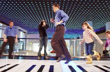 FAO Schwarz, ניו יורק. התמחות: מחלקה לדינוזאורים וקומה לתינוקות FAO Schwarz, ניו יורק. התמחות: מחלקה לדינוזאורים וקומה לתינוקות