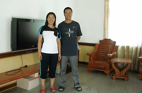 ג'ואו דזאו-וואנג ואשתו וואנג יו, עם הפלזמה שנקנתה בכספי העבודה בישראל