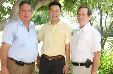 מימין: גרשון שטיכמן, וון טונג ואבי קרבס. "מכירים את האנשים הנכונים בסין"