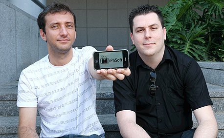 לירון ברזילי (מימין) וינון ימין. תוכנת העברית הכניסה יותר ממיליון שקל