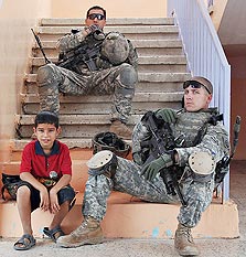 חיילים אמריקאים עם ילד עיראקי. היה שווה?
