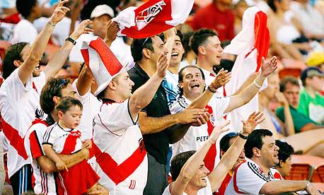 אוהדי ריבר. "מהו כדורגל, אם לא מטפורה לכל מה שארגנטינה נהפכה להיות?", , צילום: רויטרס