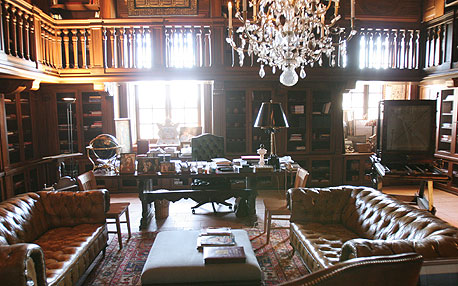 הספרייה בבית. בפינת החדר ניצבת קמרה אובסקורה גרמנית עתיקת יומין