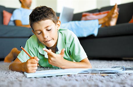 אם מדריכים את הילד לשים כרית מתחת לבטן, הוא שומר נכון על עקומת עמוד השדרה אם מדריכים את הילד לשים כרית מתחת לבטן, הוא שומר נכון על עקומת עמוד השדרה