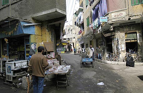 שכונת עוני בקהיר. חיים מן היד לפה