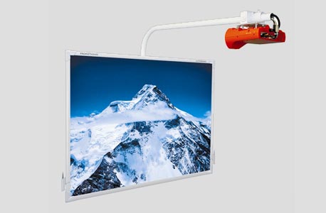 לוח אינטראקטיבי. מקרן מציג על הלוח את תוכני השיעור