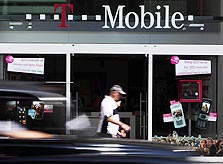 סניף של T-Mobile בבריטניה, צילום: בלומברג