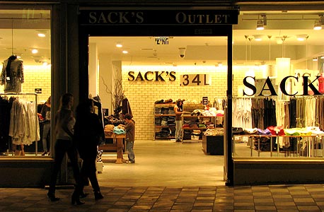 סאקס שוקלת לסגור מספר חנויות בארה&quot;ב