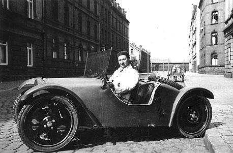 יוזף גאנץ ב-1931 באב טיפוס של המכונית שעיצב, צילום: Josef Ganz Archives