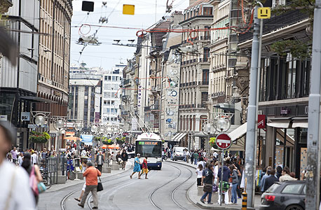 6.ז'נבה, שווייץ. העיר האירופית היחידה ברשימה שבה ליטר דלק עולה פחות מ-2 דולר, צילום: בלומברג
