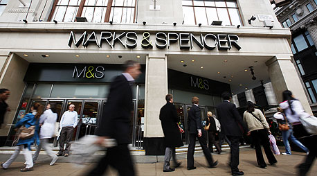  Marks & Spencer מעודדת צרכניות לתרום בחנויות הרשת בגדים ישנים שלהן לאוכלוסיות נזקקות, צילום: בלומברג