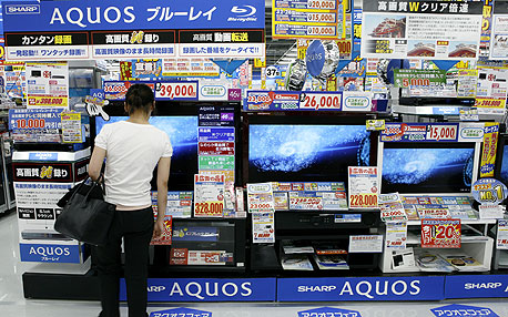 הציבור קונה פחות טלוויזיות מתוצרת יפן. מסכי שארפ בחנות בטוקיו, צילום: בלומברג