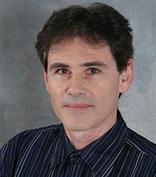 ד"ר ארז סיניבר. "כדי להראות רווחיות, החברות קיצצו בהטבות ופיטרו עובדים. המשקיעים ראו שהרווחיות עולה, ולכן הבורסה עלתה והכל טוב, אך המכירות לא עלו"