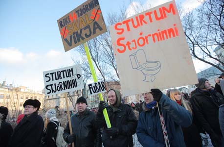 מפגינים באיסלנד, צילום: בלומברג