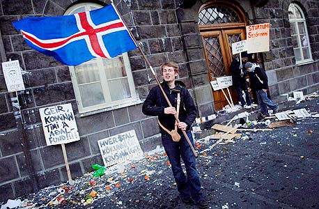 מפגין נגד הממשלה בנובמבר אשתקד. "האיסלנדים דגים בכל התנאים, דגים עד שלא ניתן עוד לדוג. הם אוהבים לקחת סיכונים"