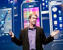 רוברט באך בהשקת Windows Mobile 6.5. תחום הסלולר בנסיגה בשנים האחרונות
