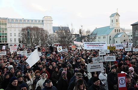 אלפי איסלנדים מפגינים נגד הממשלה , צילום: בלומברג