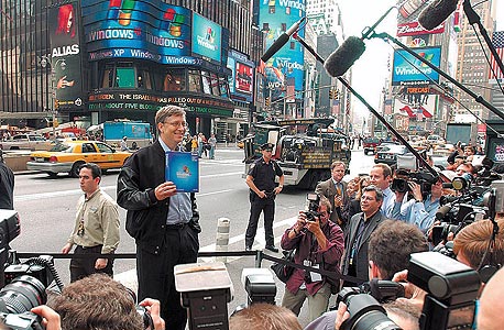 ביל גייטס מציג את חלונות XP בניו יורק, 2001. עדיין מותקנת בכ-60% ממחשבי העולם, צילום: בלומברג