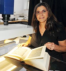 אורלי סימון, הספרייה הלאומית. הדיגיטציה מאפשרת לשמר את הטקסטים העתיקים, צילום: גיא אסיאג