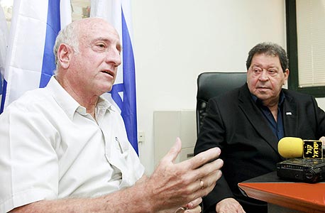 ד"ר אלי אופר (משמאל) עם שר התמ"ת בן אליעזר. "מקווה שתקום בישראל תעשייה של ממש"