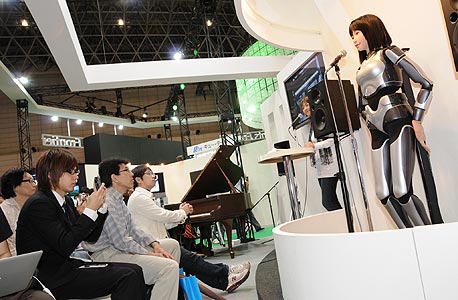 רובוט דמוי אדם מוצג בתערוכה ביפן