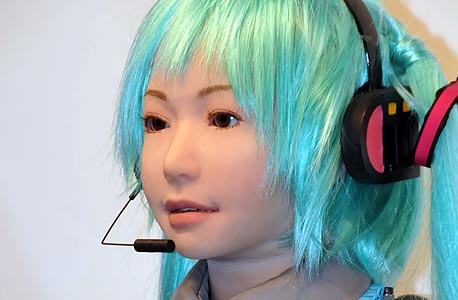 כמעט זהה לחלוטין לאדם. רובוט יפני, אתר התערוכה  http://www.ceatec.com/2009/en/download/photo/1006.html