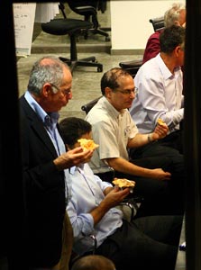 אוכלים פיצה בזמן שאיזי כהן מתייעץ עם לבייב על המתווה הסופי, צילום: אוראל כהן