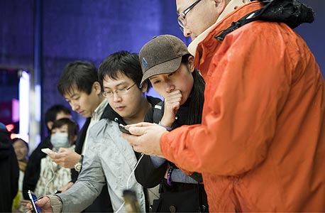 השקת האייפון בסין. לא מתרגשים, צילום: בלומברג