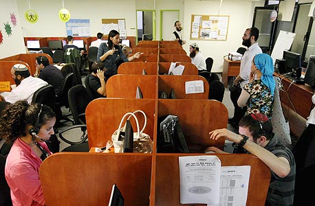 מרכז השירות של אינטרנט רימון. קשר קבוע עם הרבנים, צילום: עמית שעל