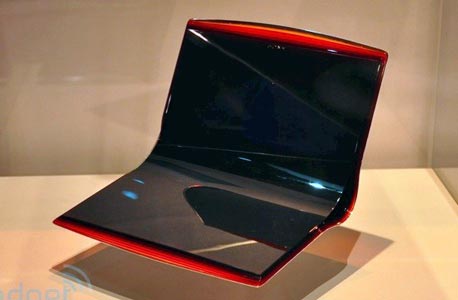 אב-טיפוס של מחשב מבית סוני, העשוי ממסך OLED גמיש. המחשב אינו מצויד במקלדת, אלא מורכב ממסך ארוך שניתן לקפל לכל כיוון, וההקלדה תתבצע באמצעות מקלדת וירטואלית. סוני הציגה גם ספר אלקטרוני ונגן מדיה המבוססים על קונספט דומה