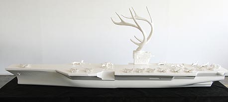 נושאת ממטוסים מפורצלן (180 ס"מ אורך על 63 ס"מ גובה ו-60 ס"מ רוחב)