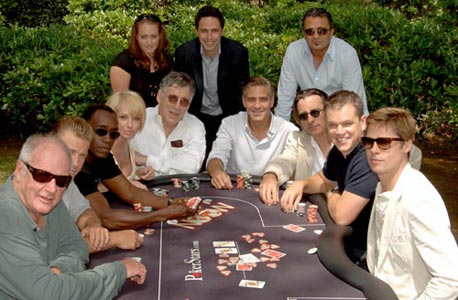 הבן מארק שיינברג (במרכז מאחור) עם שחקני הסרט "אושן 13"