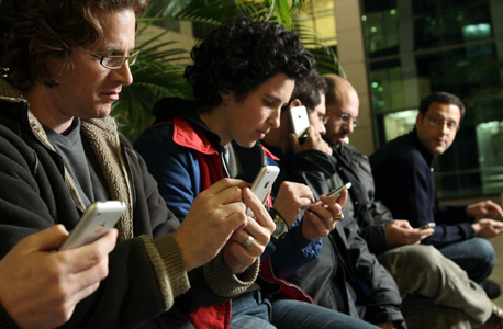 משתמשי אייפון. 75% ישנים מכורבלים עם המכשיר, צילום: גלעד קוולרציק