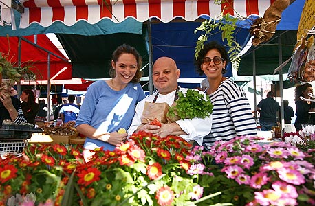 (משמאל) מיכל אנסקי, השף אייל לביא ושיר הלפרן בשוק האיכרים בנמל תל אביב
